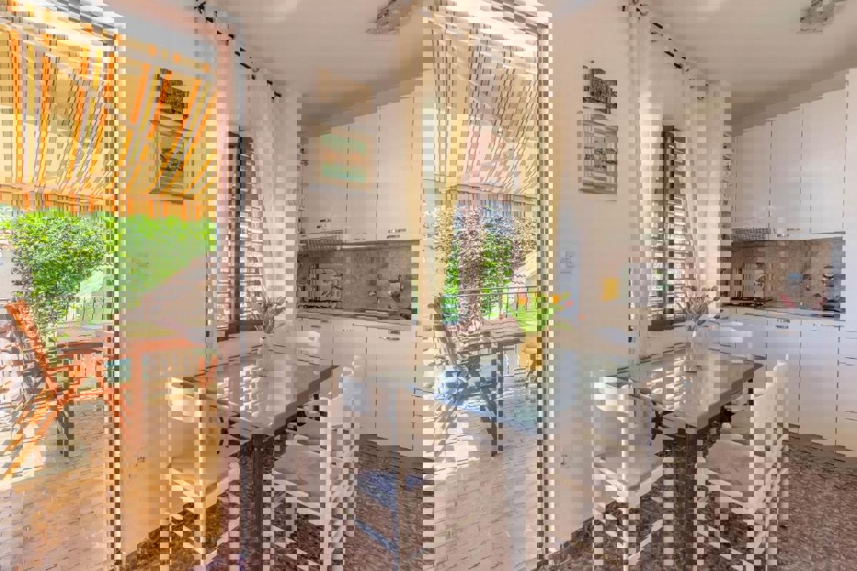 Appartamento con due camere da letto con giardino e vista mare