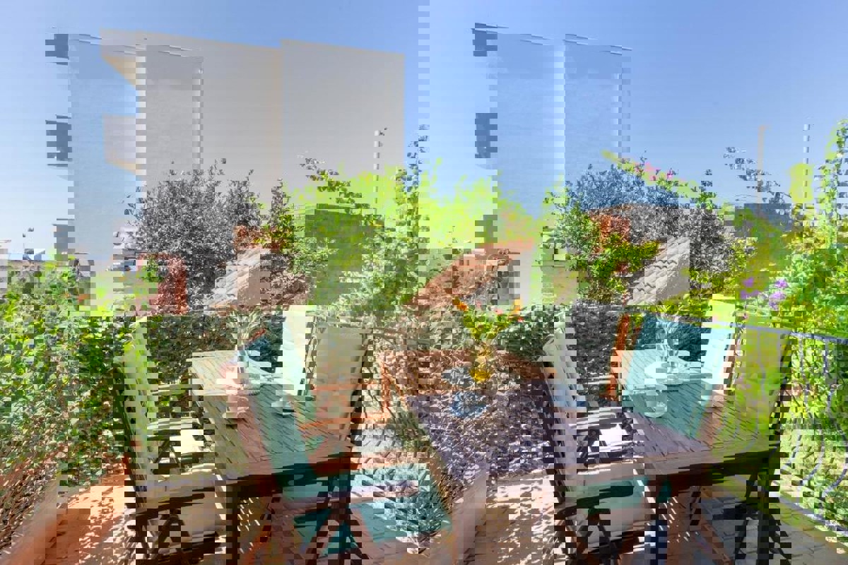 Appartamento con due camere da letto con giardino e vista mare