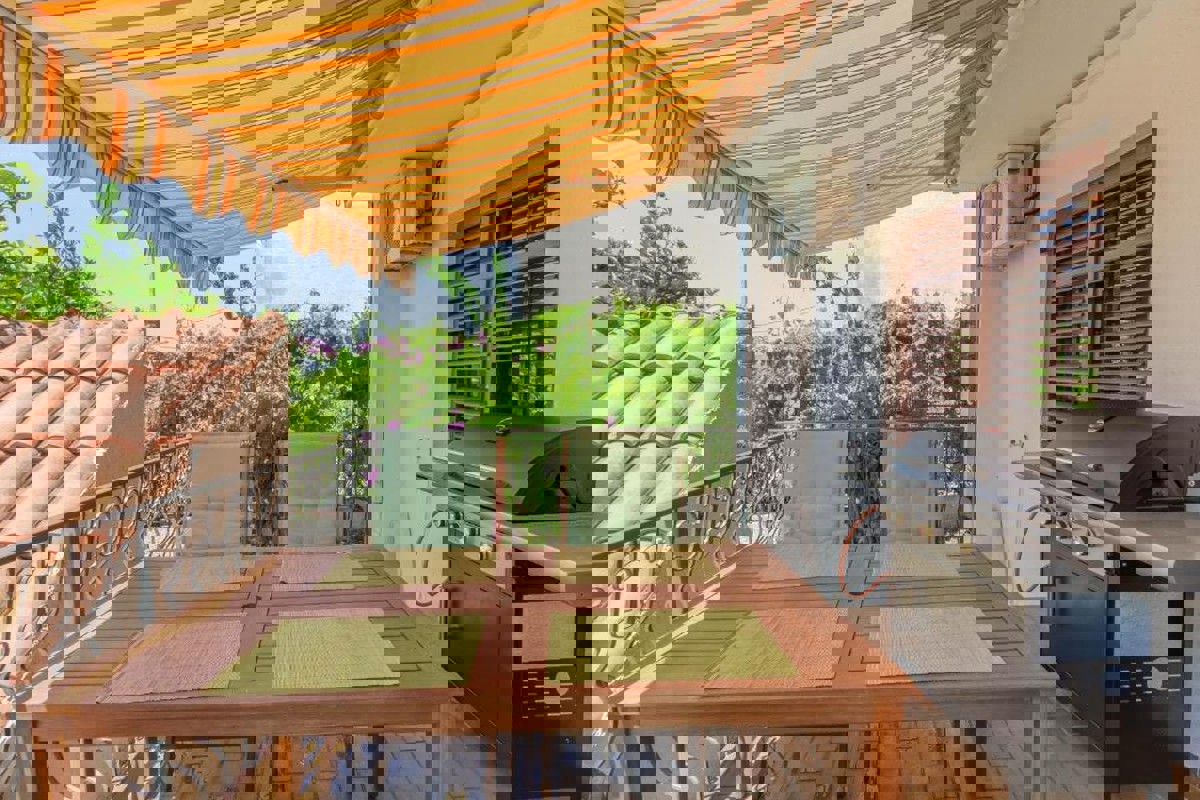 Appartamento con due camere da letto con giardino e vista mare