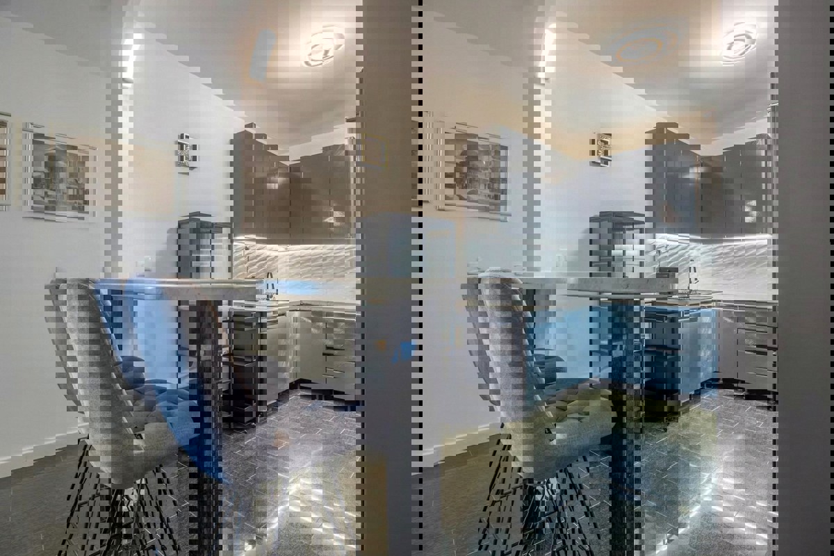 Appartamento arredato con tre camere da letto in posizione privilegiata