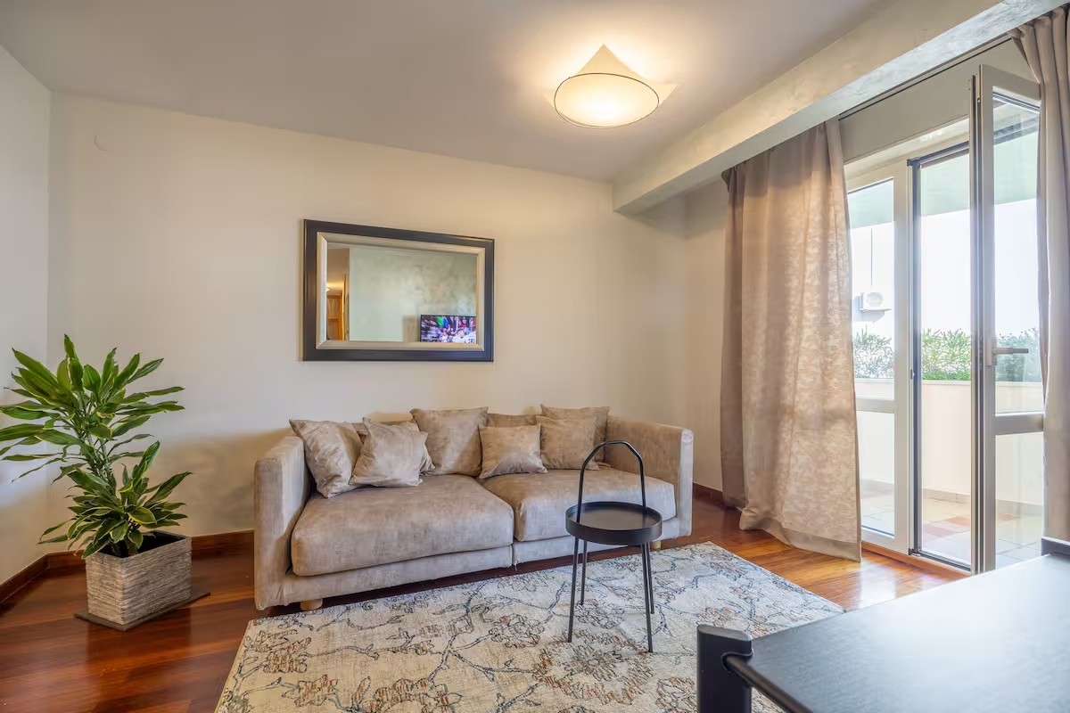 Appartamento arredato con tre camere da letto in posizione privilegiata