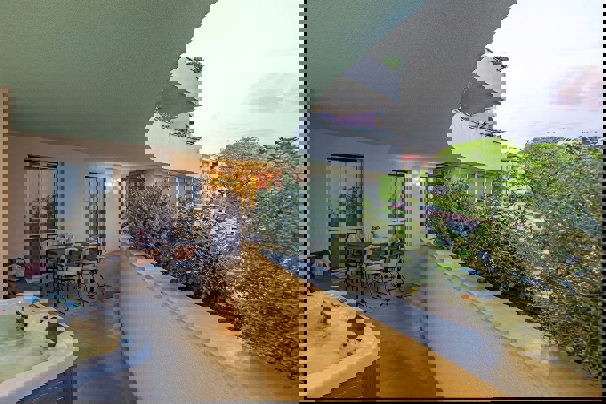 Appartamento arredato con tre camere da letto in posizione privilegiata