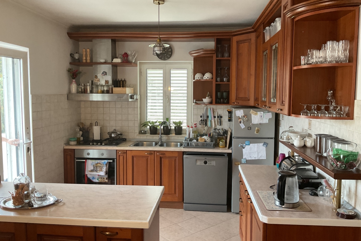 Casa con un edificio aggiuntivo e giardino