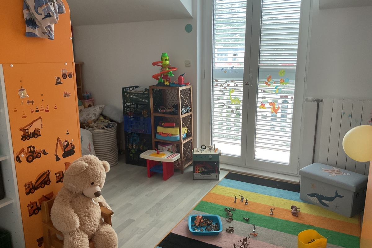 Casa con un edificio aggiuntivo e giardino