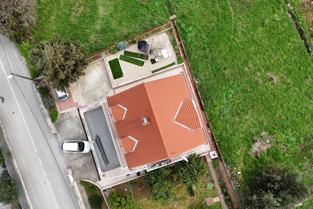 Casa con un edificio aggiuntivo e giardino