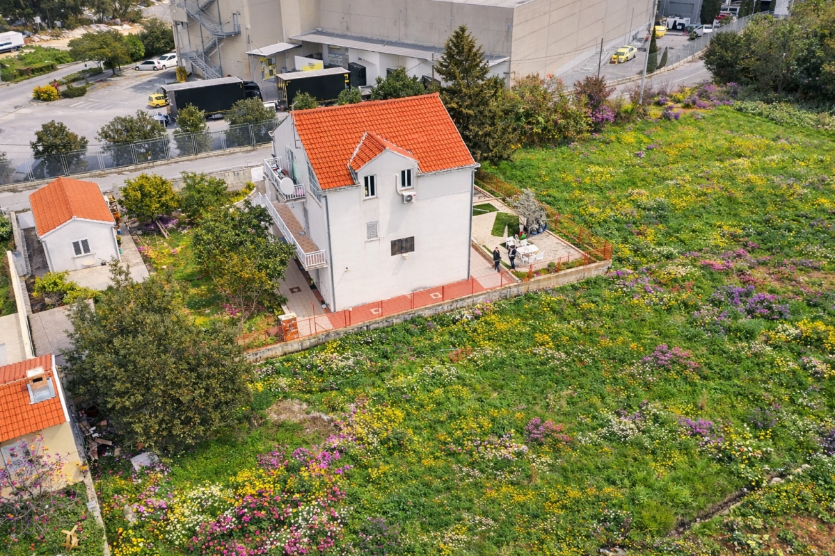 Casa con un edificio aggiuntivo e giardino