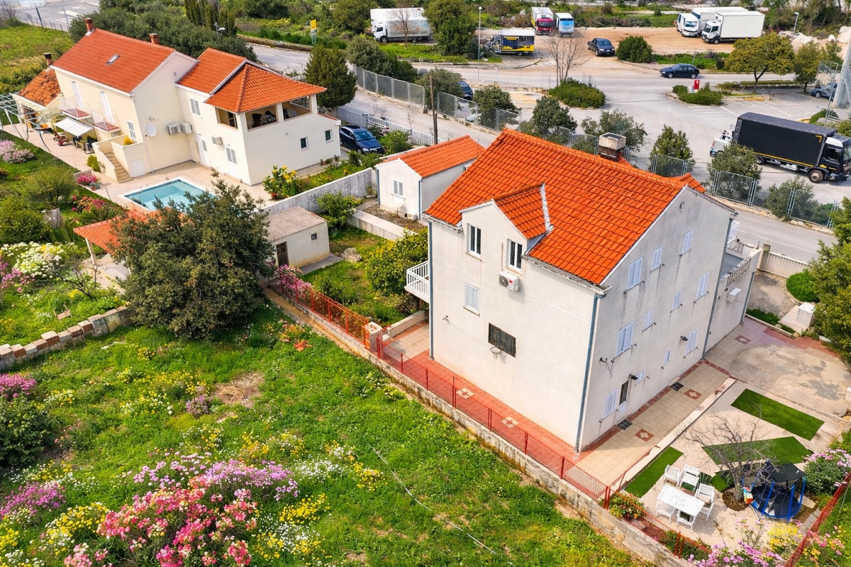 Casa con un edificio aggiuntivo e giardino
