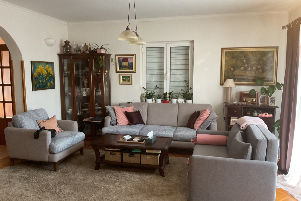 Casa con un edificio aggiuntivo e giardino