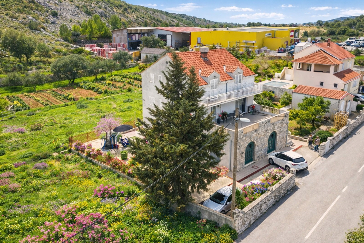 Casa con un edificio aggiuntivo e giardino