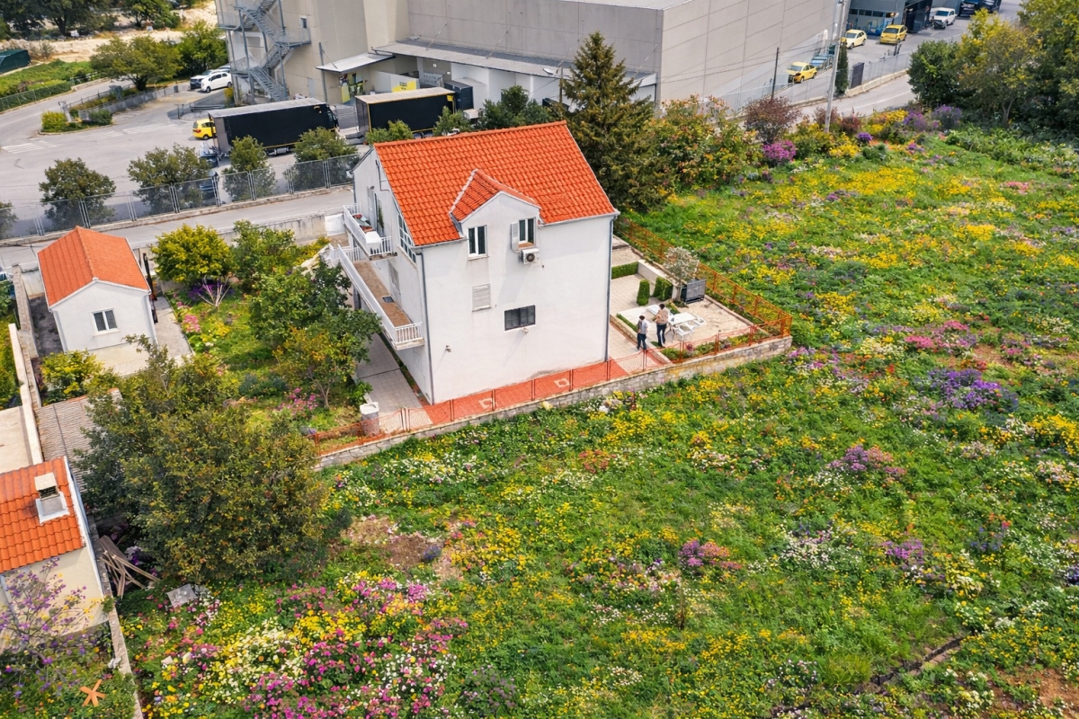 Casa con un edificio aggiuntivo e giardino