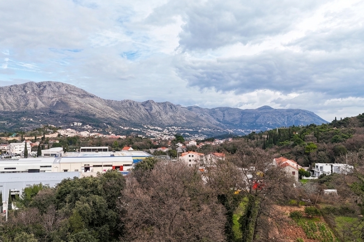 Casa con un edificio aggiuntivo e giardino