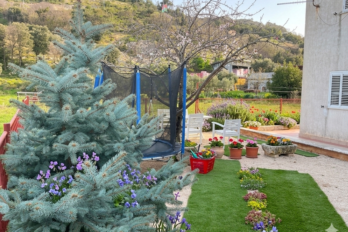 Casa con un edificio aggiuntivo e giardino