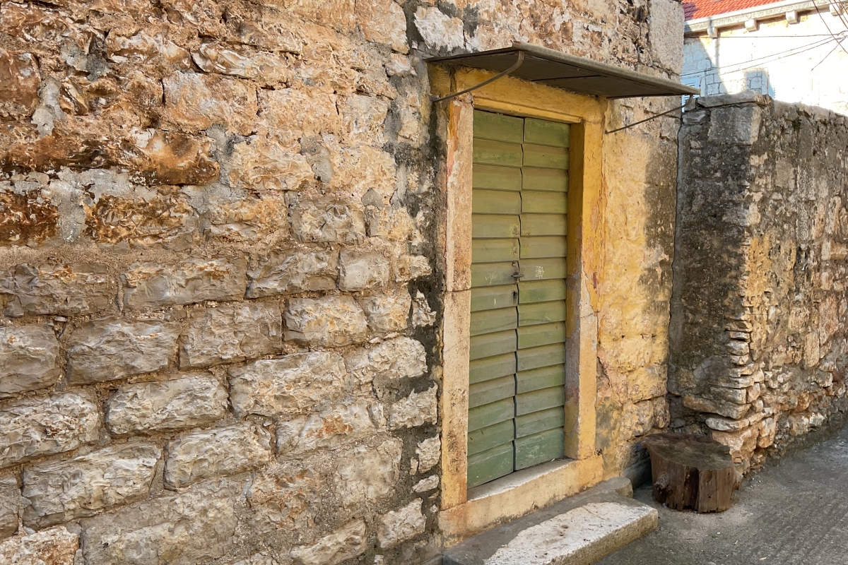 Casa in pietra nel centro storico di Milna