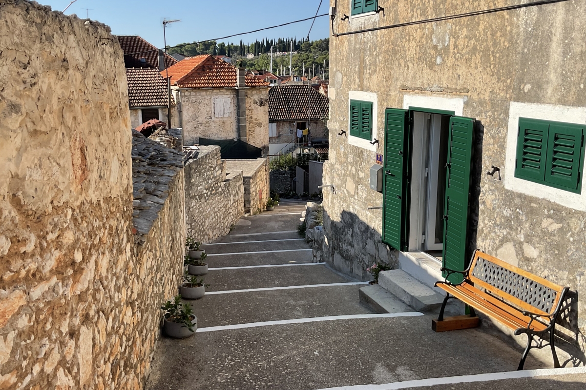 Casa in pietra nel centro storico di Milna