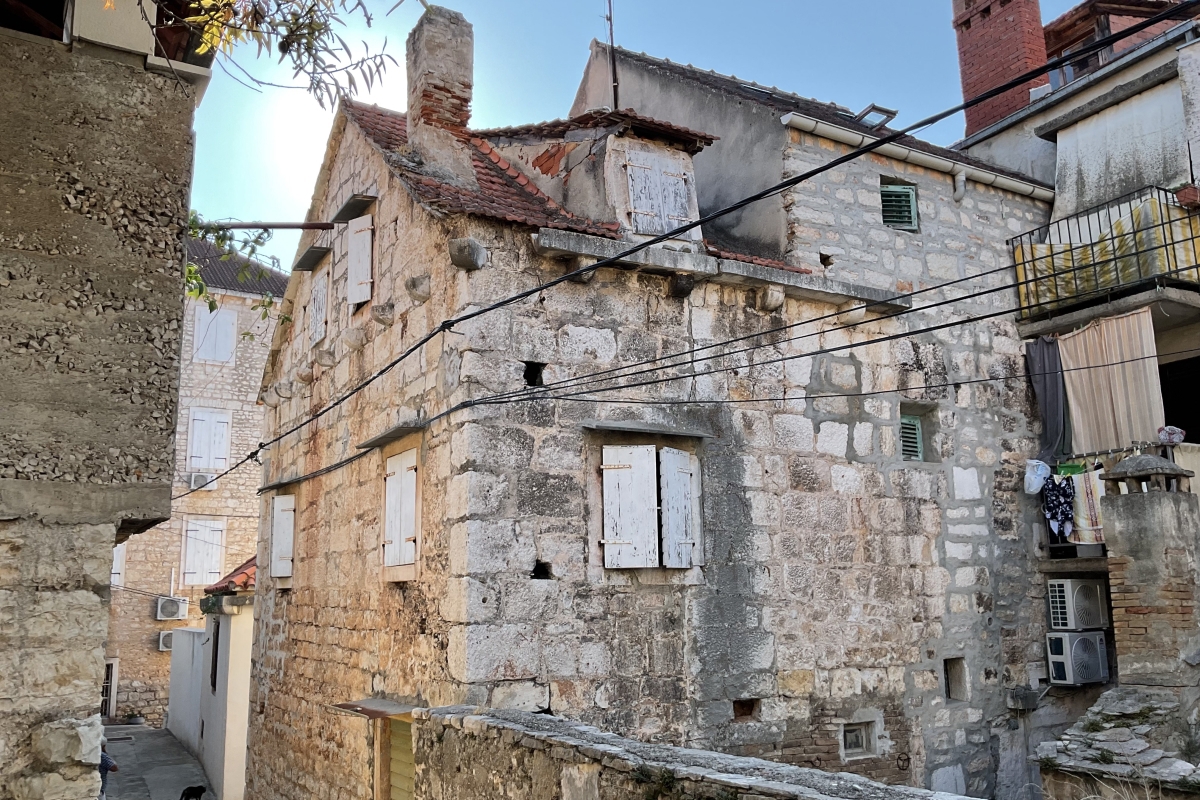 Casa in pietra nel centro storico di Milna