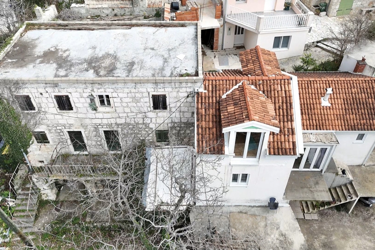 Casa bifamiliare con potenziale