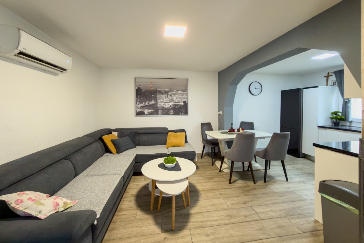 Casa bifamiliare con potenziale