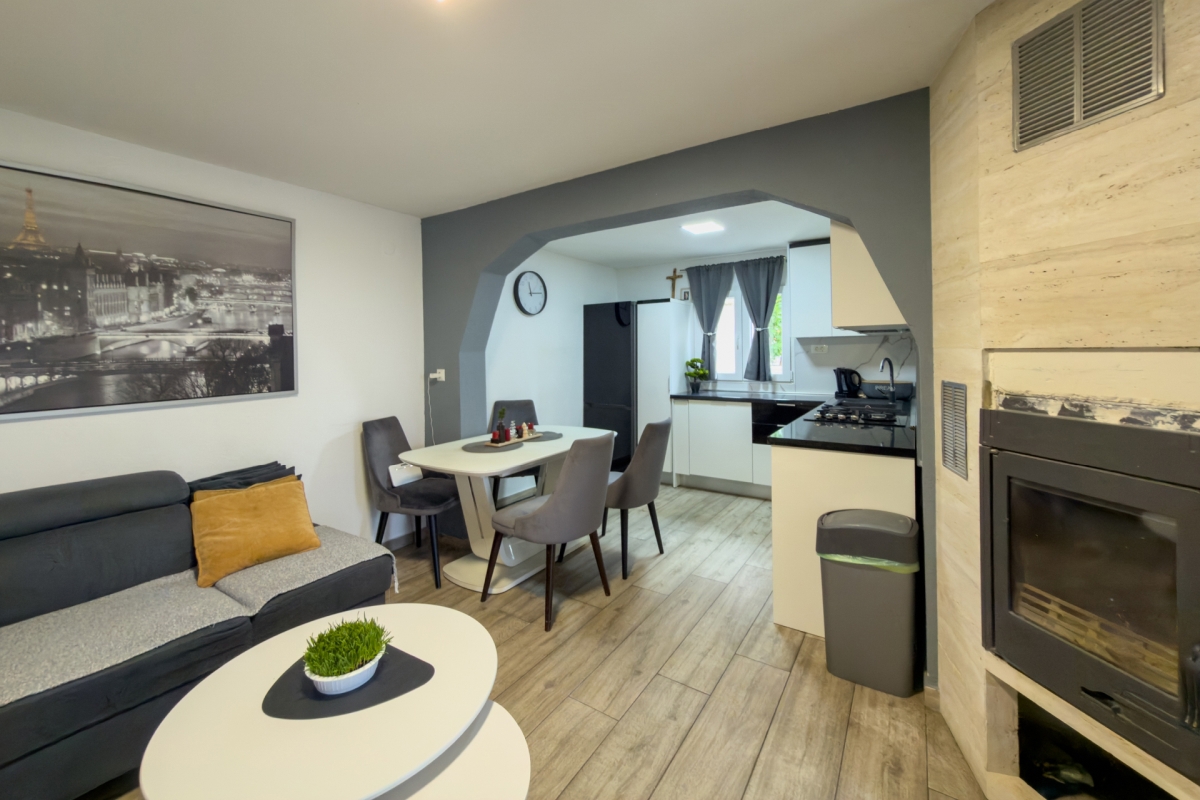 Casa bifamiliare con potenziale