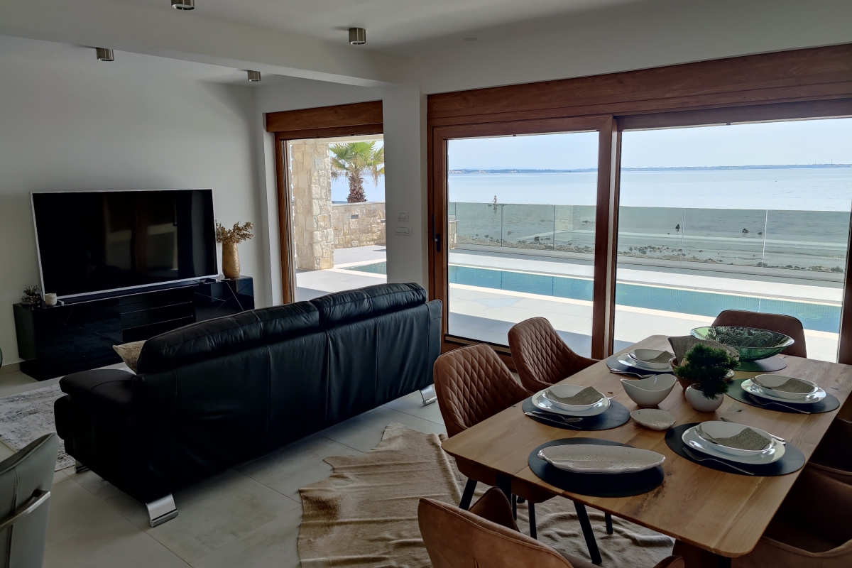 Villa con piscina in prima fila sul mare