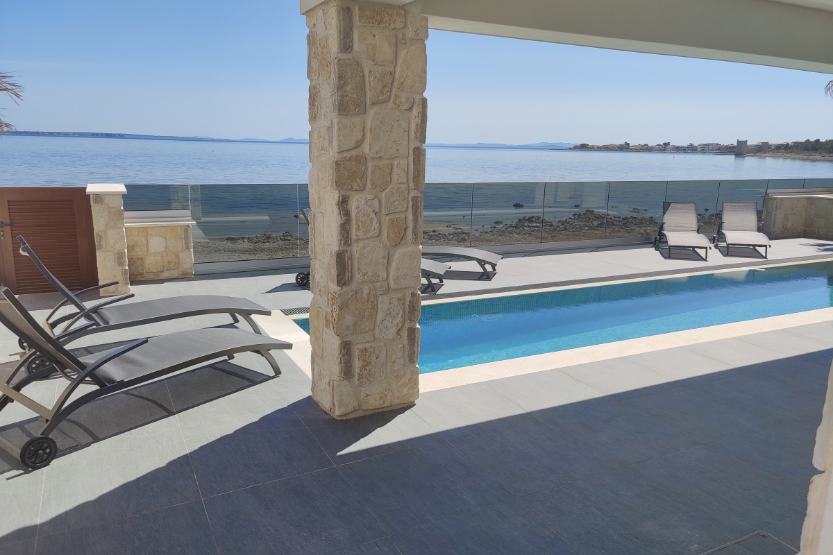 Villa con piscina in prima fila sul mare