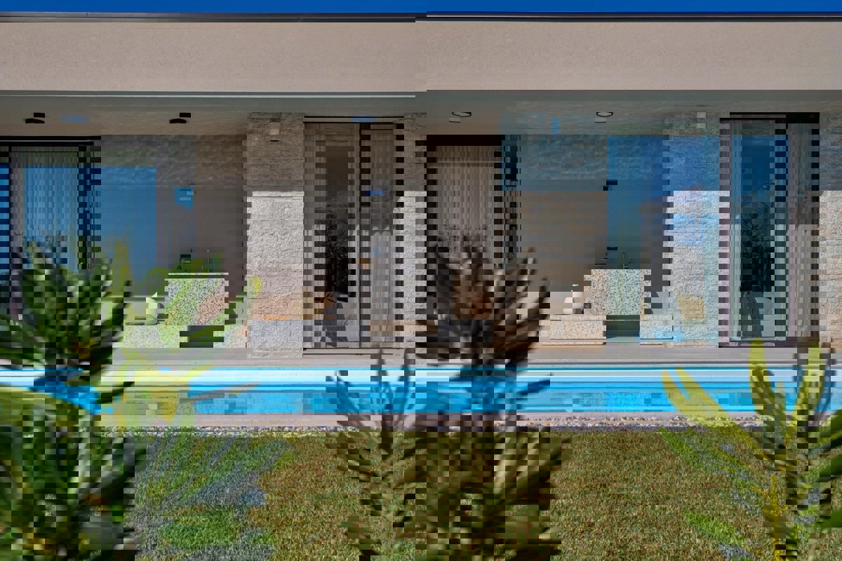 Villa di design al piano terra con piscina e dotazioni di alta gamma