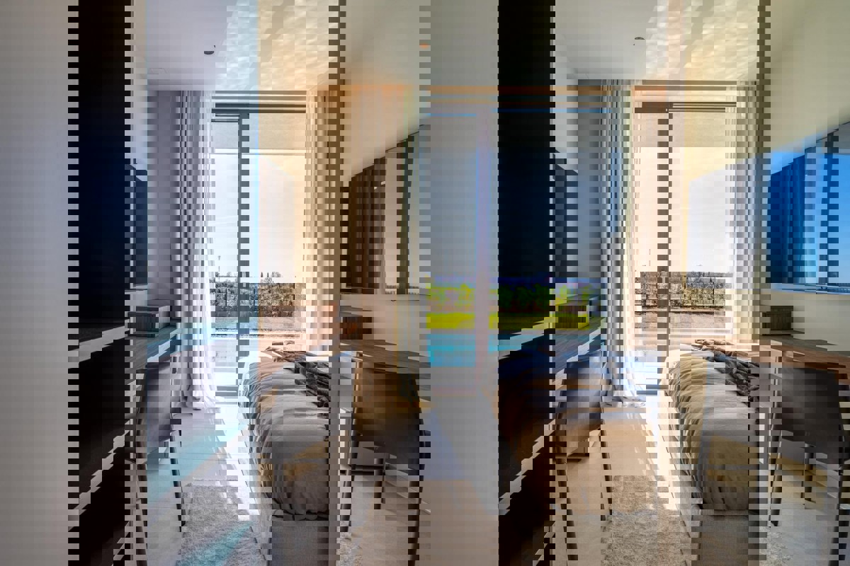 Villa di design al piano terra con piscina e dotazioni di alta gamma