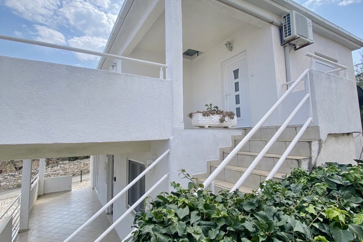 Casa indipendente vicino al mare con due appartamenti e un'eccellente opportunità di investimento