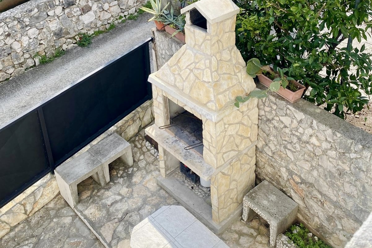 Casa indipendente vicino al mare con due appartamenti e un'eccellente opportunità di investimento