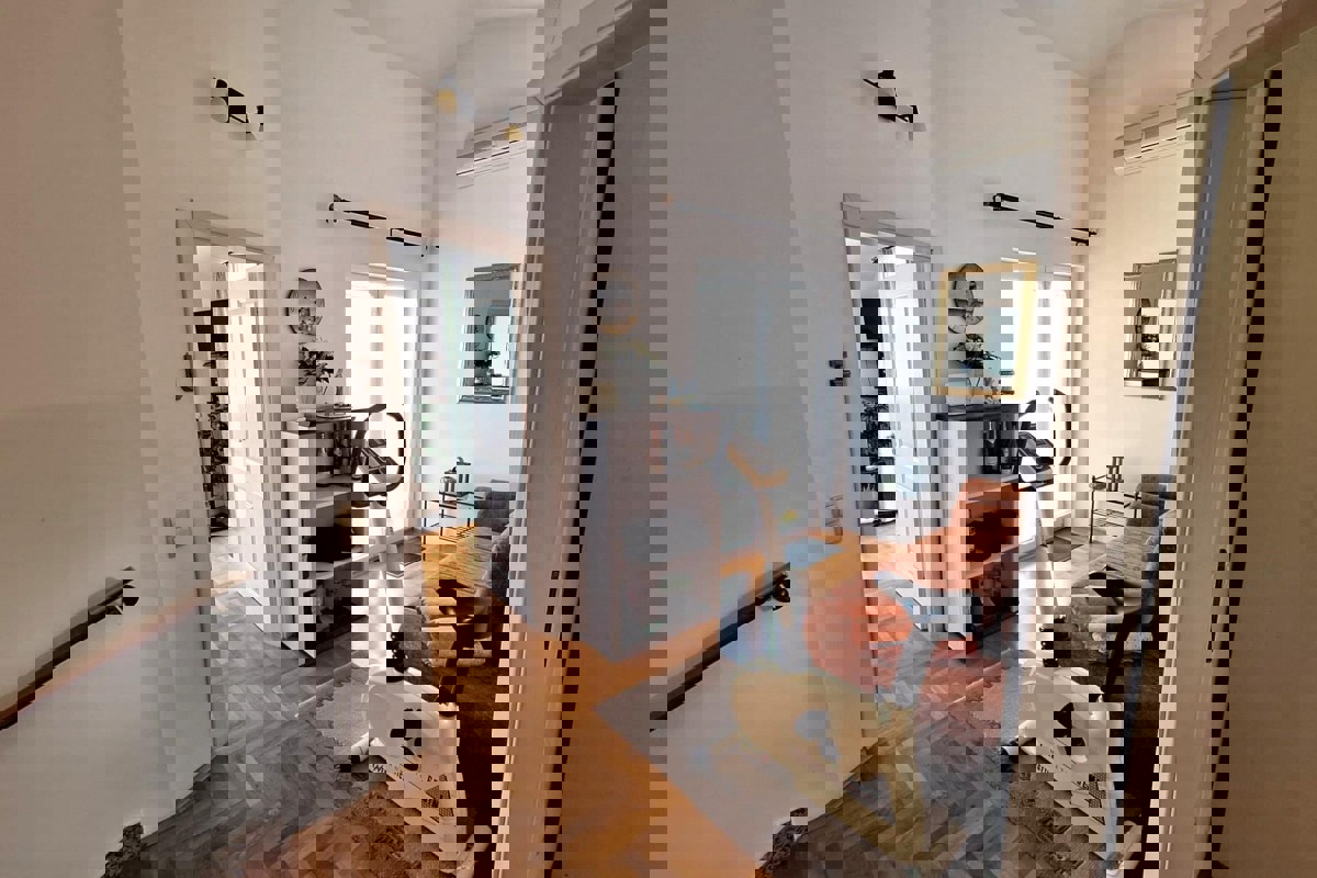 Casa bifamiliare con vista mare