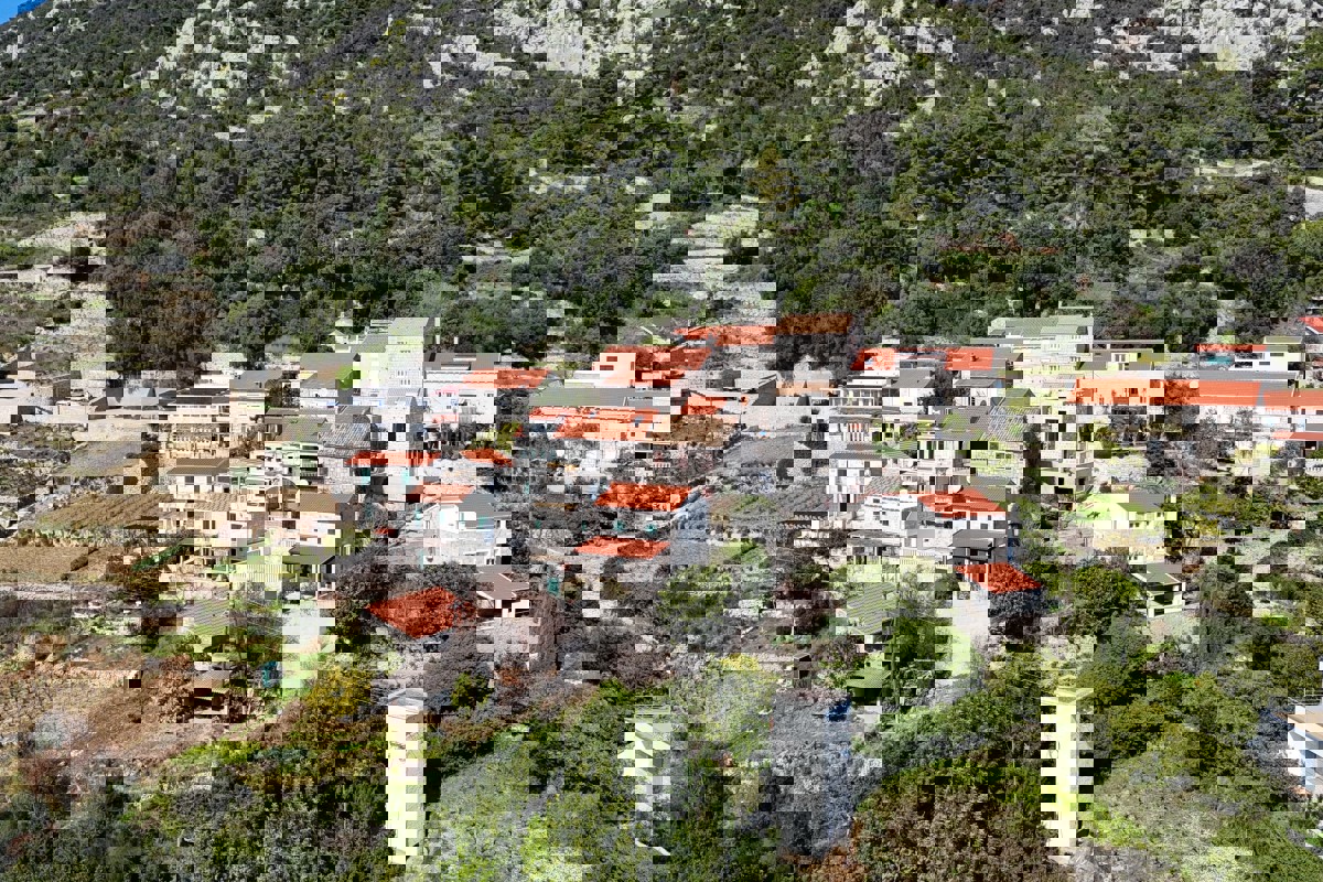 Casa in pietra con vista mare