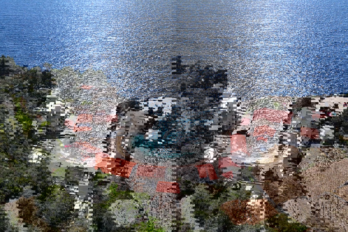 Casa in pietra con vista mare