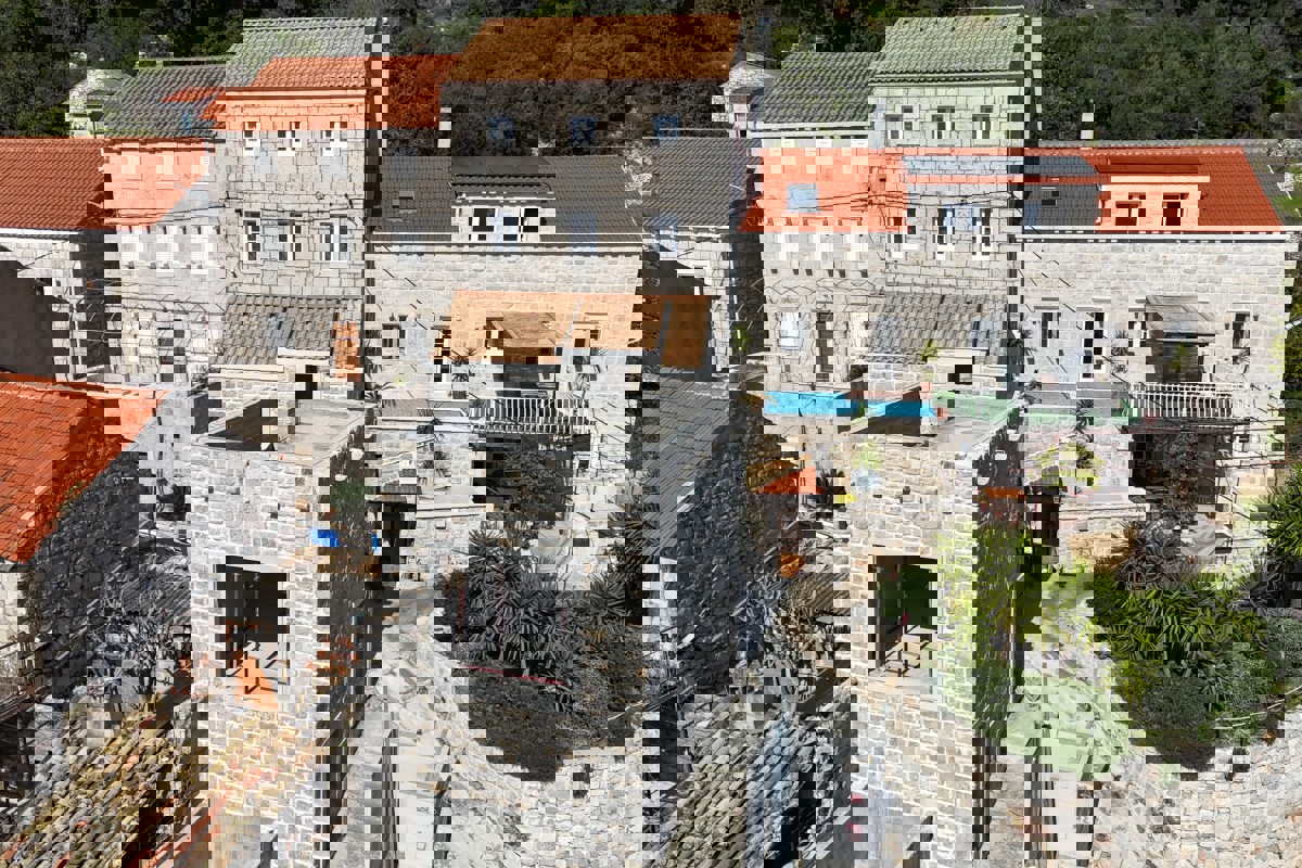 Casa in pietra con vista mare