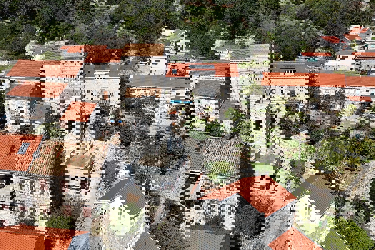 Casa in pietra con vista mare