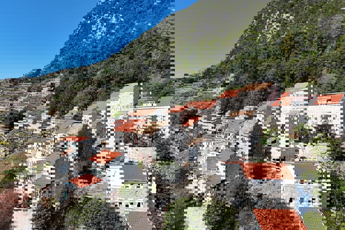 Casa in pietra con vista mare