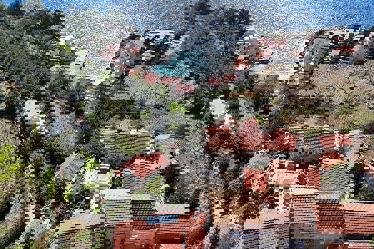 Casa in pietra con vista mare