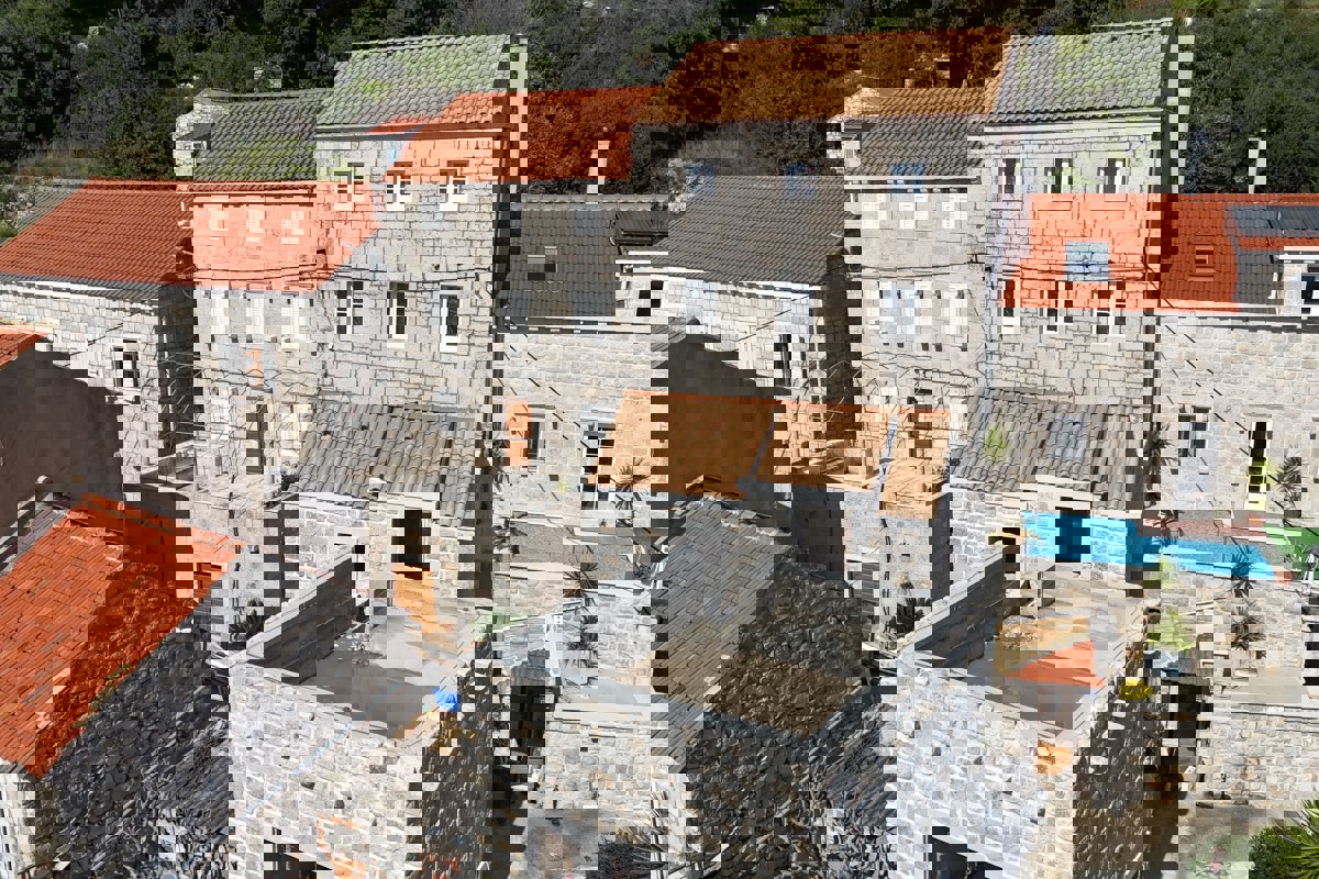 Casa in pietra con vista mare