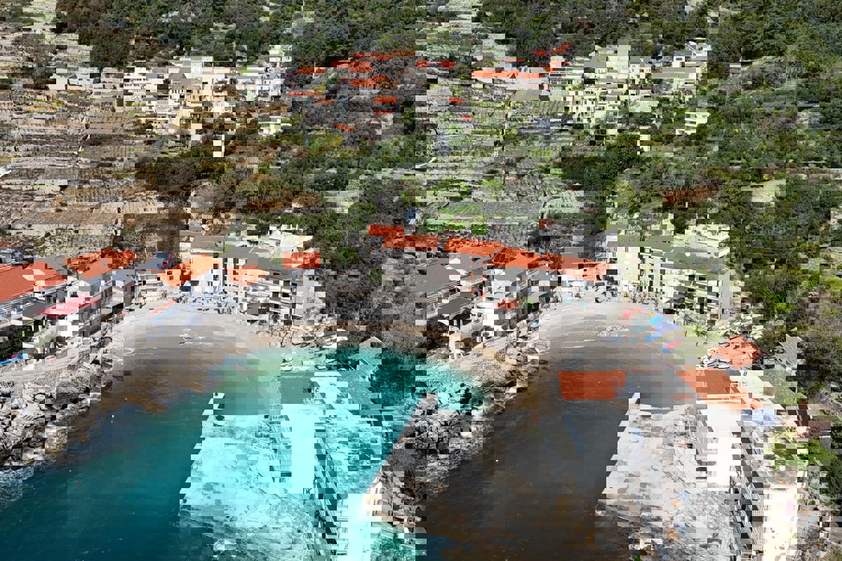 Casa in pietra con vista mare