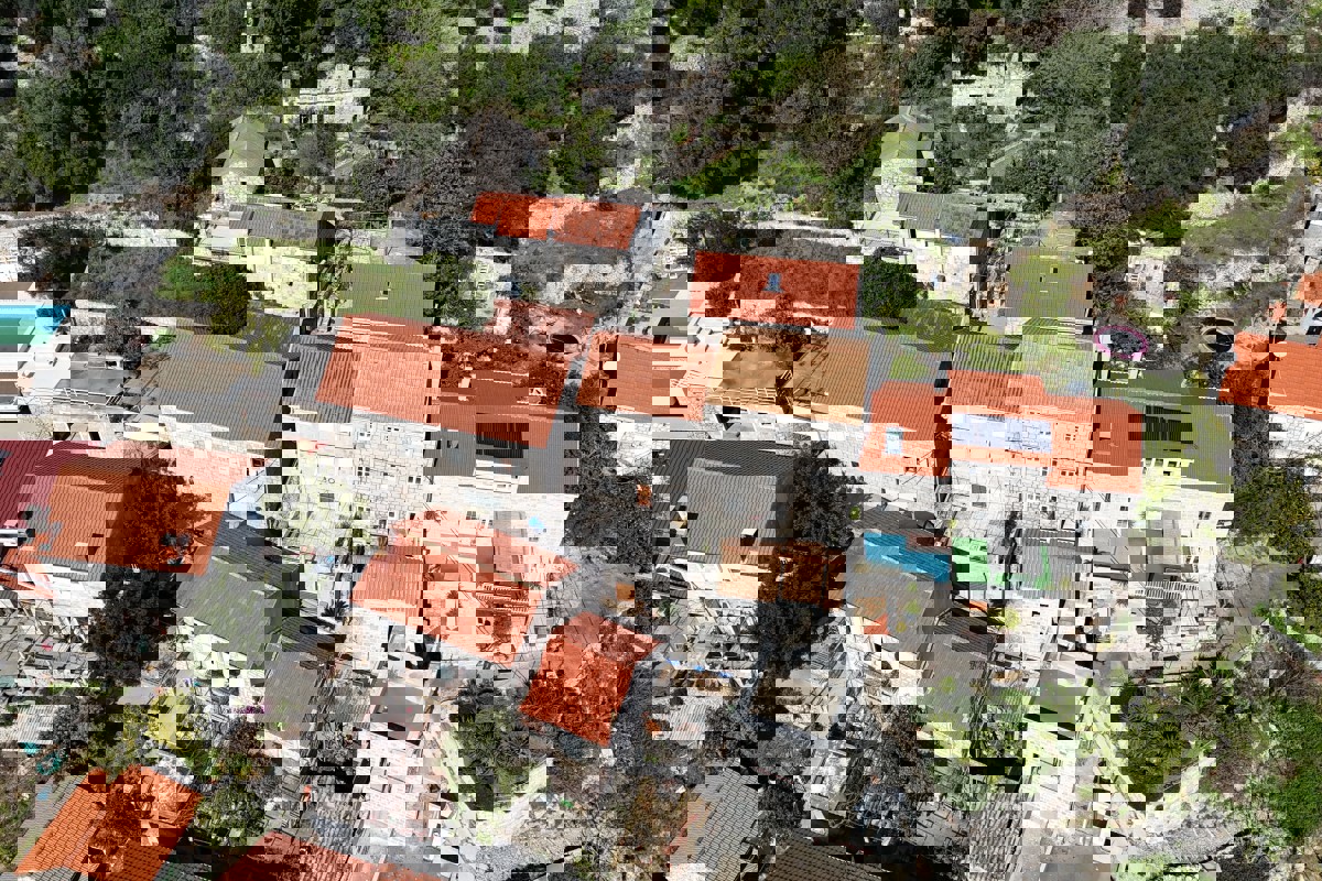 Casa in pietra con vista mare