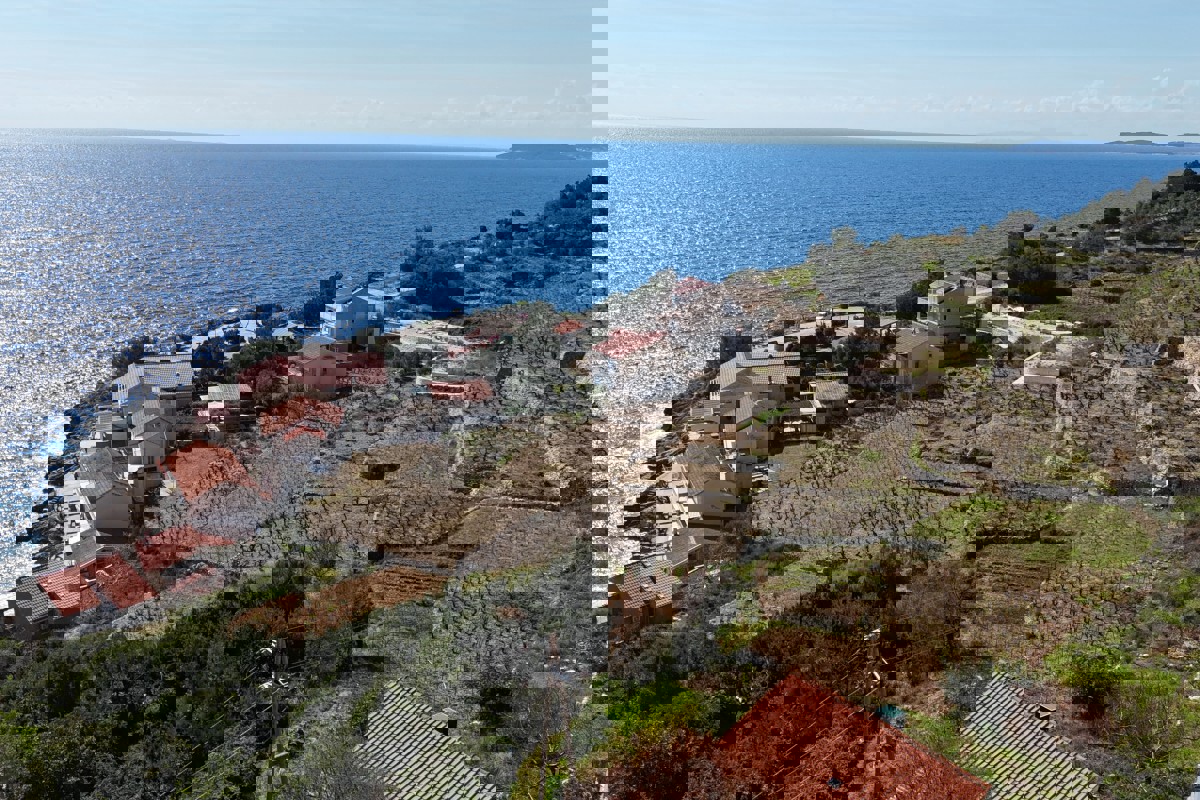 Casa in pietra con vista mare
