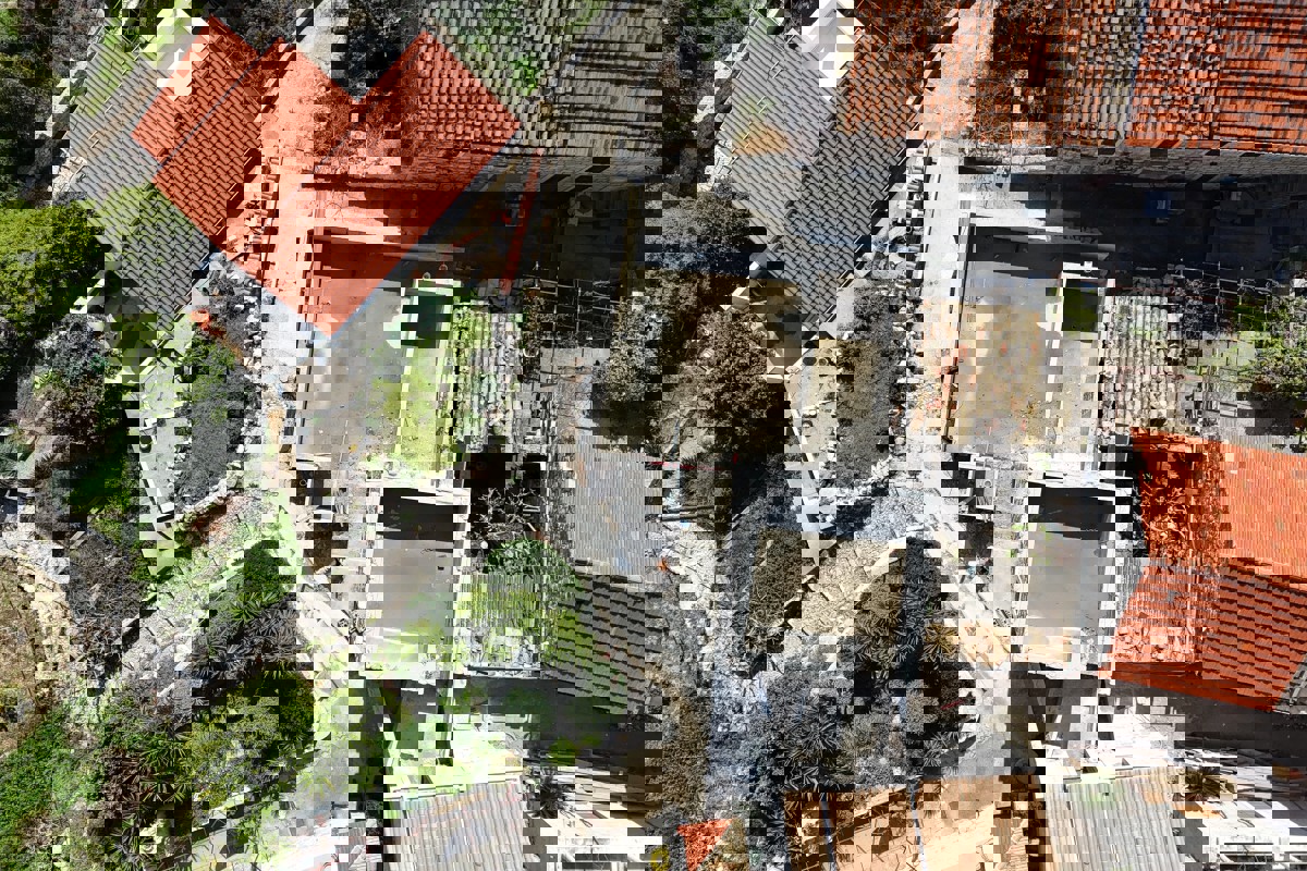 Casa in pietra con vista mare