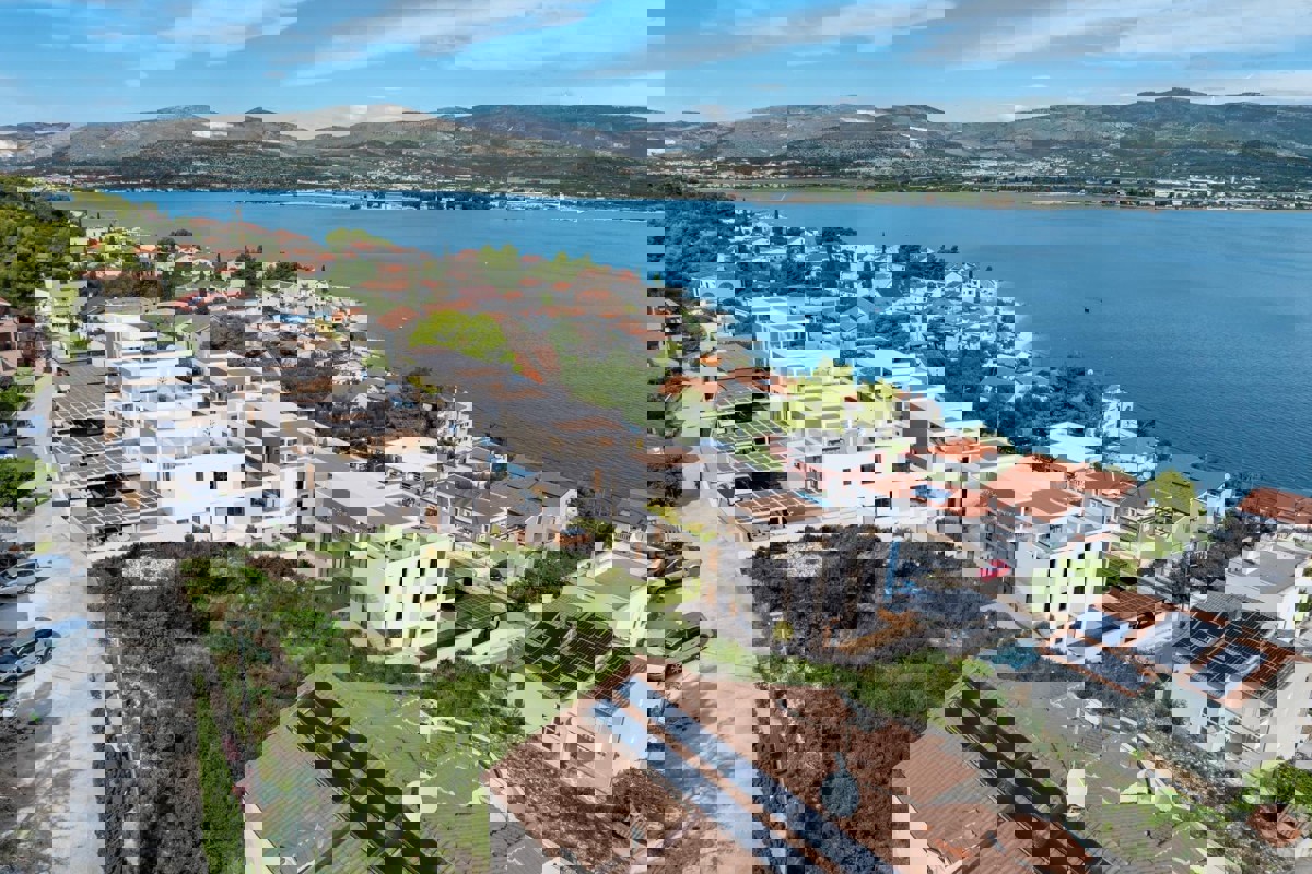 Appartamento con una camera da letto e loggia vicino al mare