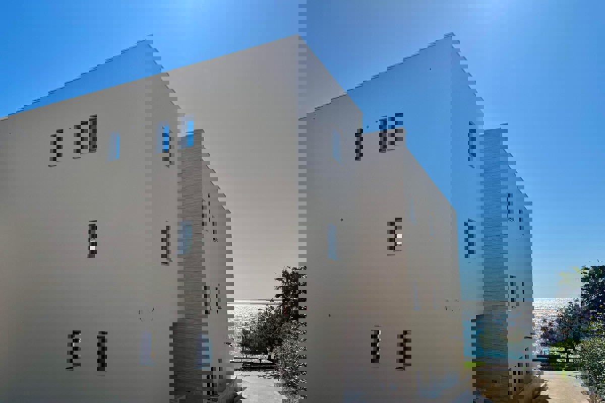 Attico con tre camere da letto e vista mare