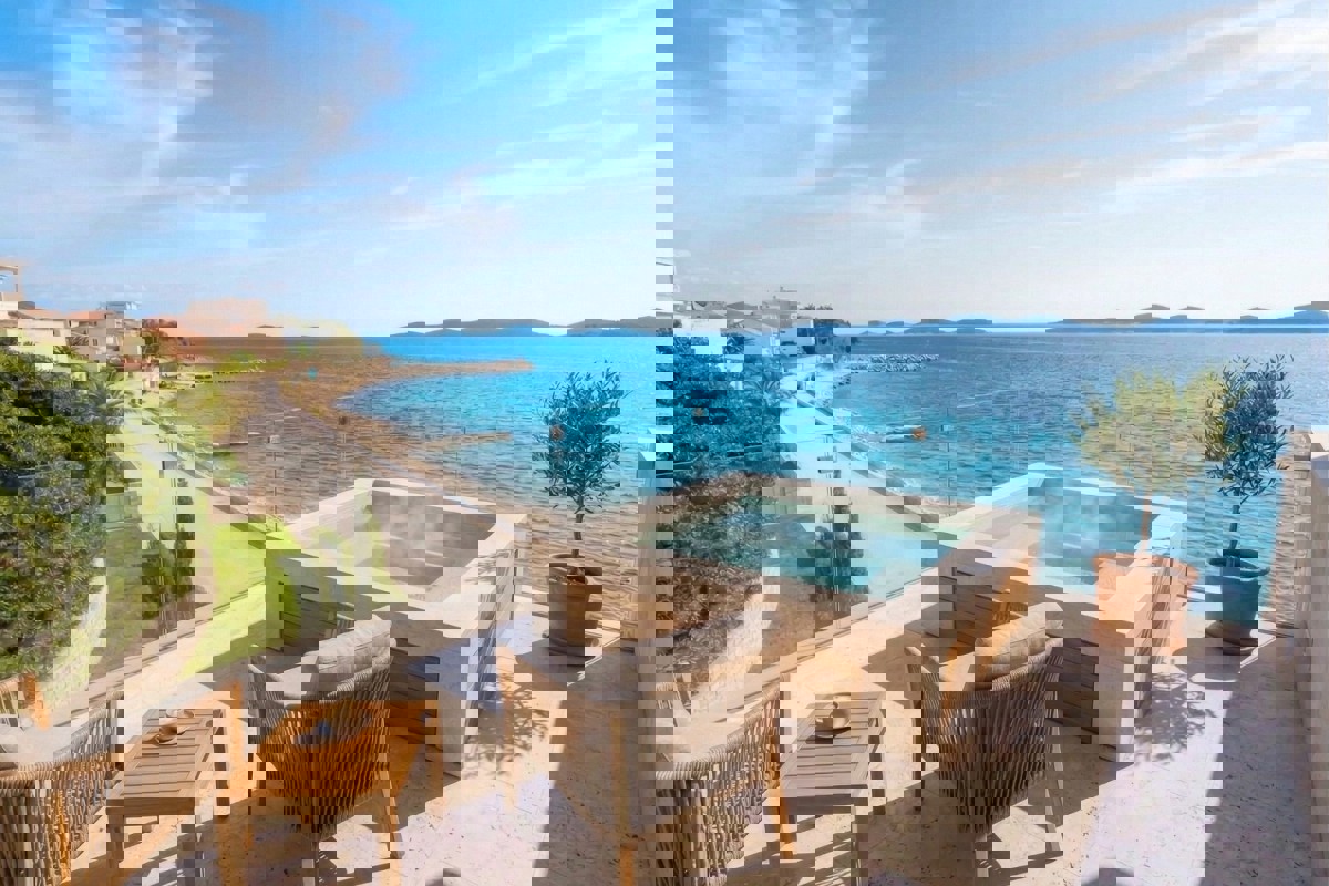 Attico con tre camere da letto e vista mare