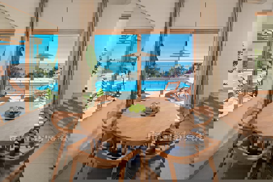 Villa con piscina e vista mare