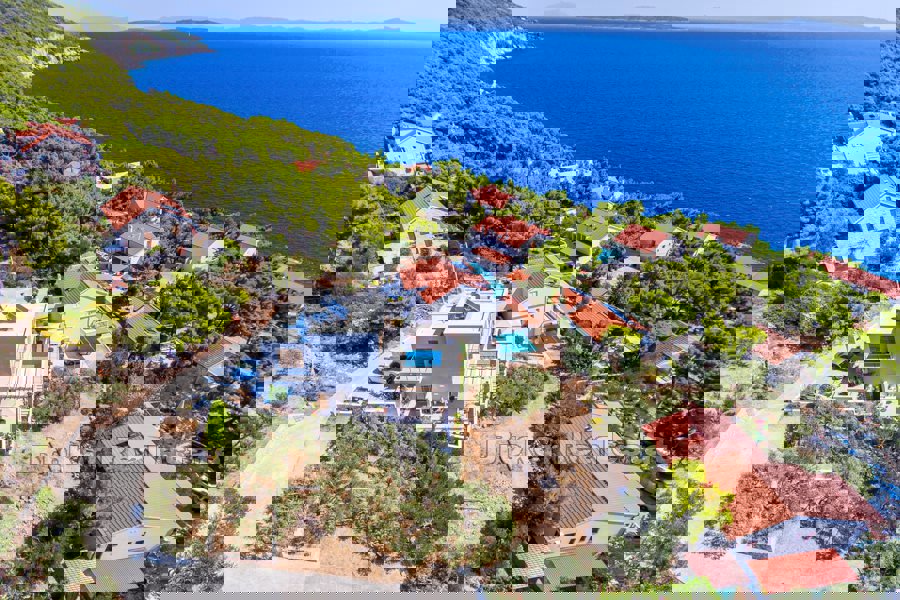 Villa con piscina e vista mare