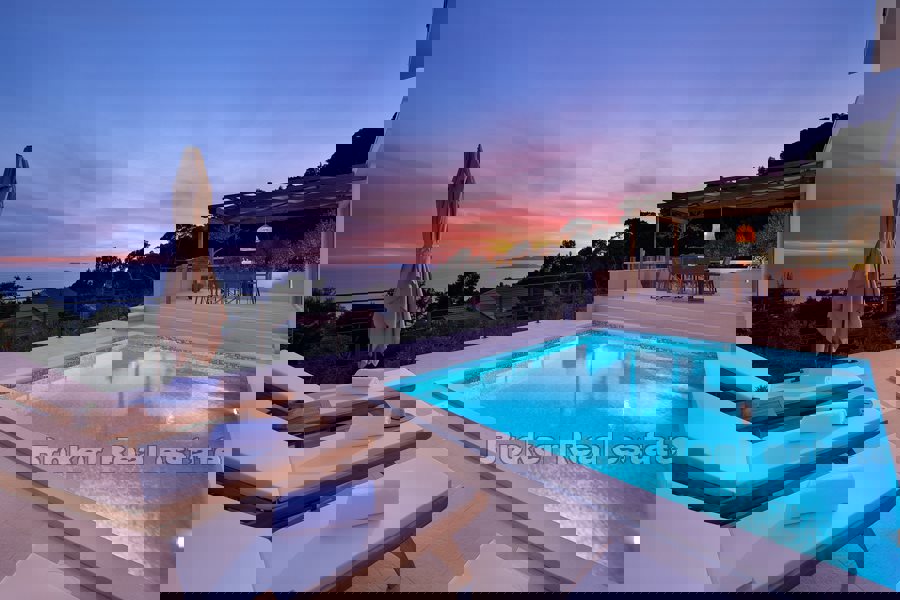 Villa con piscina e vista mare