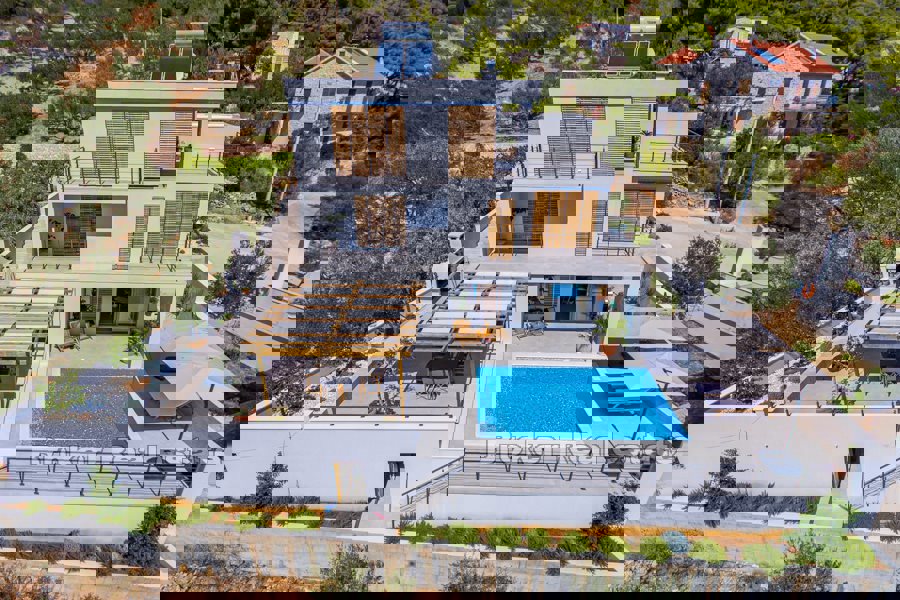 Villa con piscina e vista mare