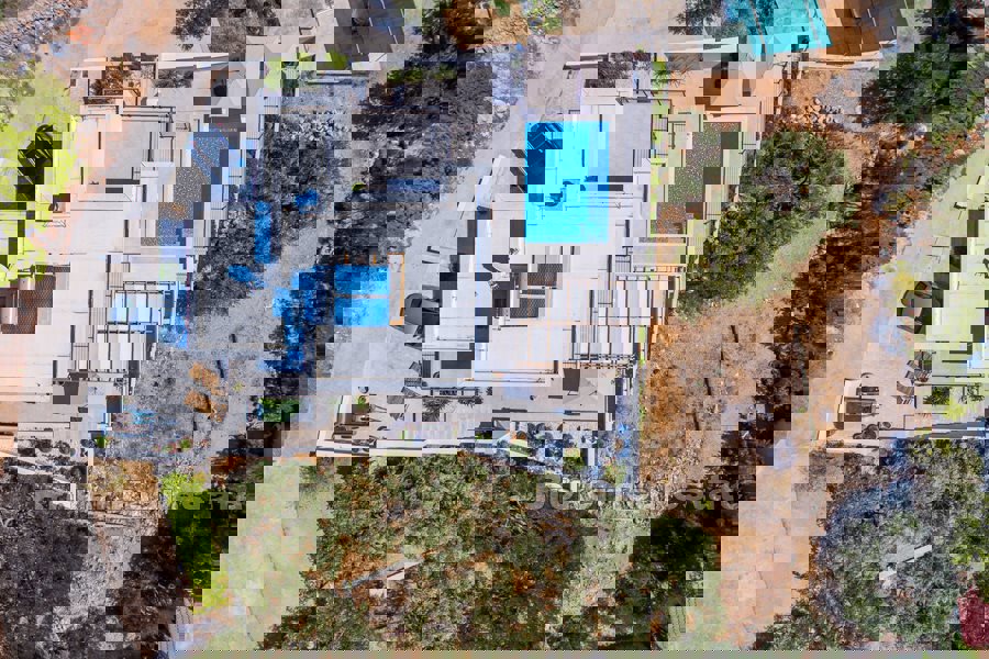 Villa con piscina e vista mare