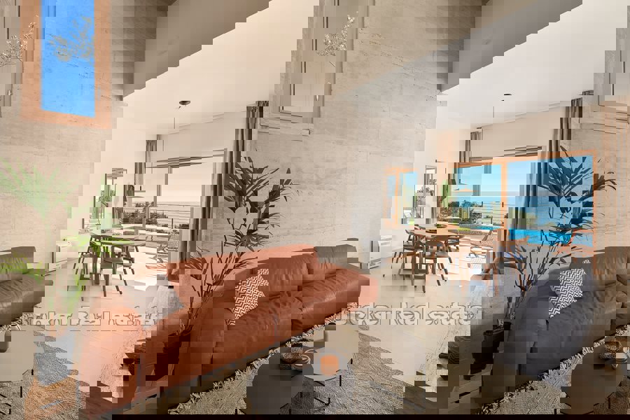 Villa con piscina e vista mare