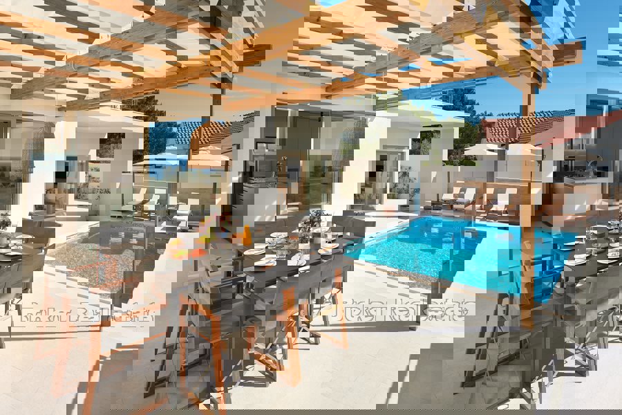 Villa con piscina e vista mare